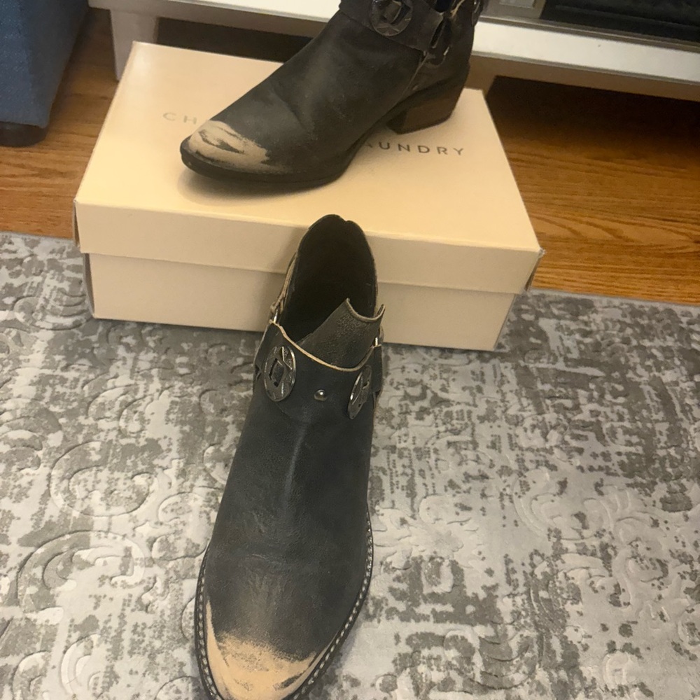 Chinese Laundry Black and Tan Ankle 🥾